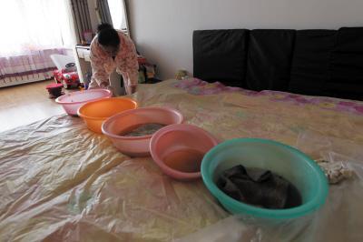 喀什楼上漏水，住户失联，小区没物管，业主维权难！律师来支招……